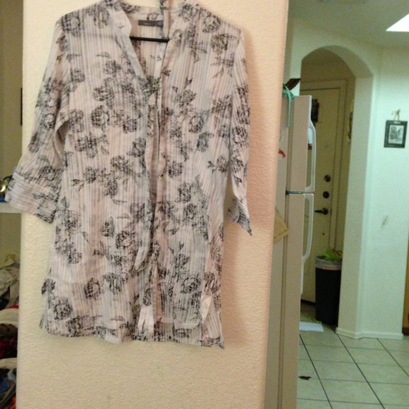 ⛔Sold⛔Super cute and light top - Picture 1 of 4