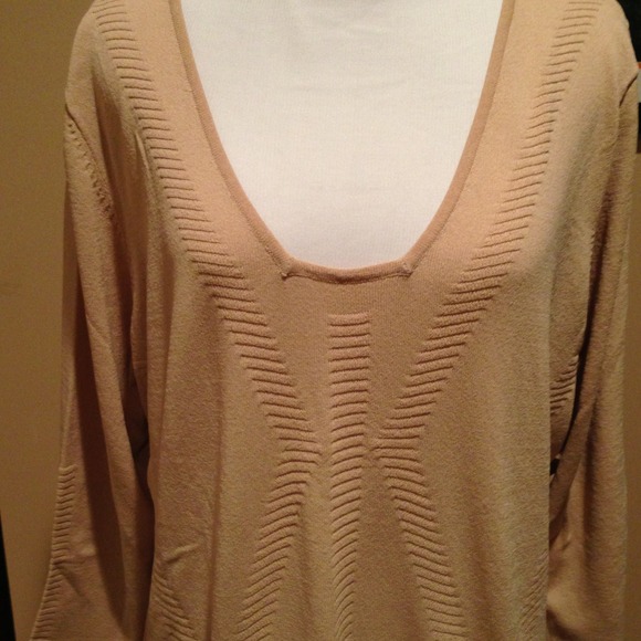 Creamy yellow 3/4 sleeve top - Picture 2 of 3