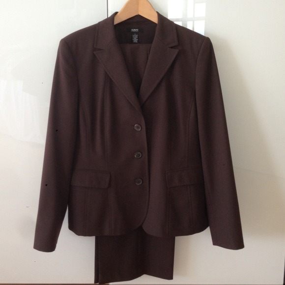 Brown pant suit - Picture 1 of 4