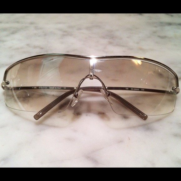 Hold @stephshe. Authentic Gucci 2683/S glasses.