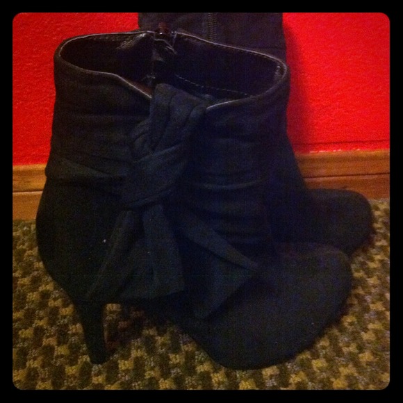 Black boots - Picture 1 of 1