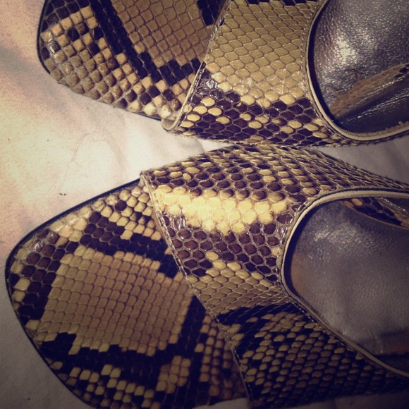 Auth real snake skin Dolce and Gabbana heels