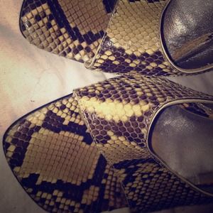 Auth real snake skin Dolce and Gabbana heels