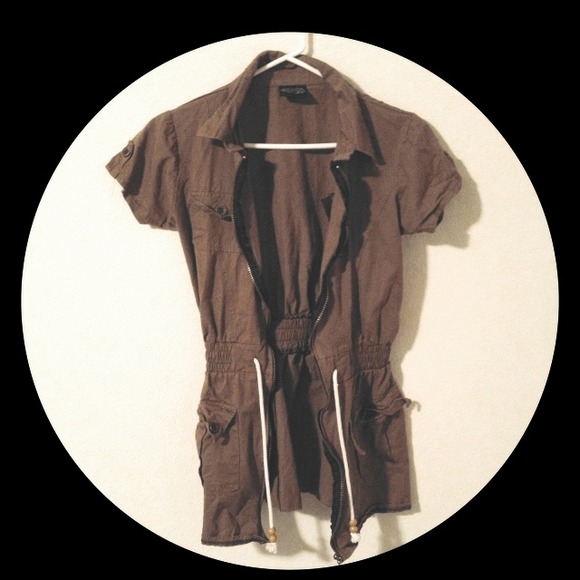 👚LIMITED EDITION BROWN SHORTSLEEVE ZIP UP👚 - Picture 1 of 4