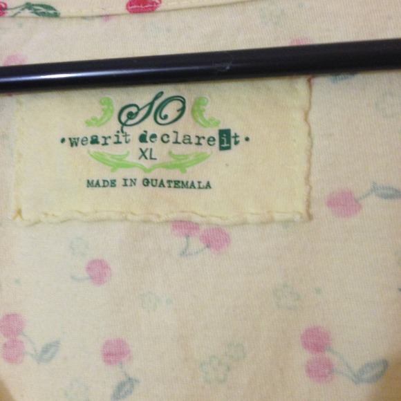 ⛔Sold⛔Nice pastel yellow and cherry pattern tee - Picture 2 of 4