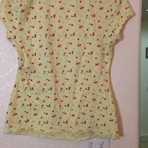 ⛔Sold⛔Nice pastel yellow and cherry pattern tee - Picture 4 of 4