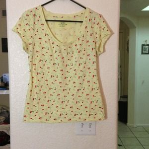 ⛔Sold⛔Nice pastel yellow and cherry pattern tee