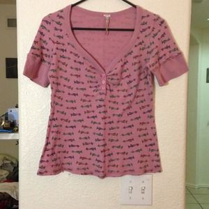 ⛔Sold⛔ this top cute pink with airplanes pattern.