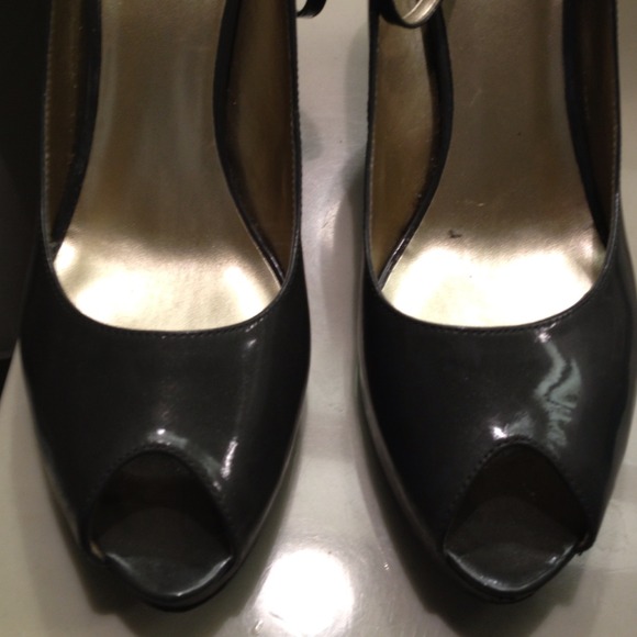 Peep toe ankle strap pump