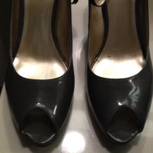 Peep toe ankle strap pump