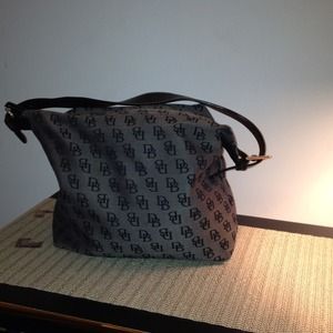 Classic Dooney & Bourke handbag. Like new.