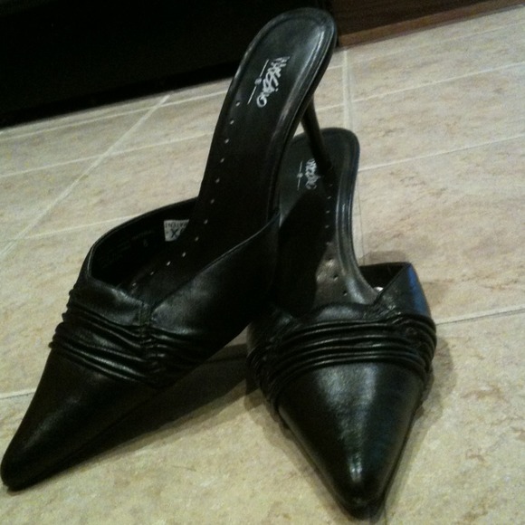 Black pumps