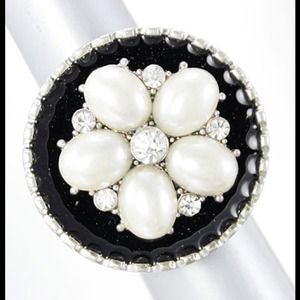 Oversized pearl fashion ring 17.00