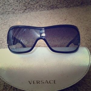 Excellent condition 💯 authentic Versace