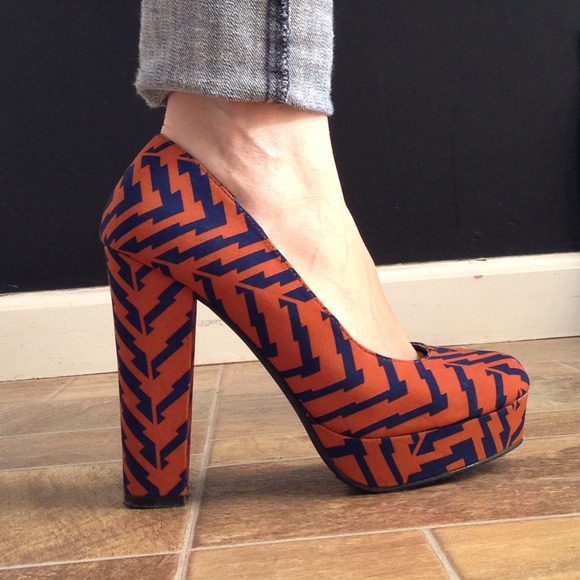 ♦♦♦SOLD♦♦♦Fun Navy and Burnt Orange Heels!! Sz 7 - Picture 2 of 3