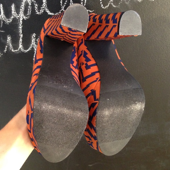 ♦♦♦SOLD♦♦♦Fun Navy and Burnt Orange Heels!! Sz 7 - Picture 3 of 3