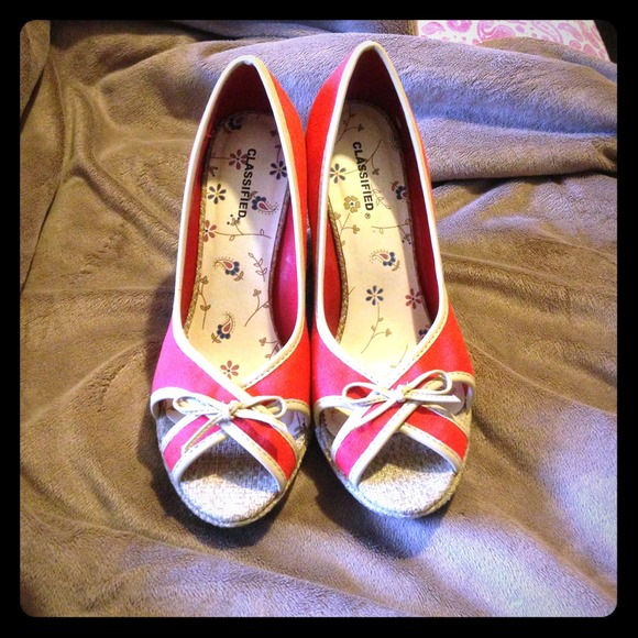 Red/Orange wedged heels with beige outlining