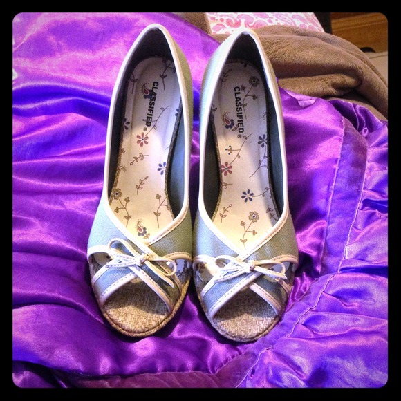 Military green wedged heels with beige outlining!