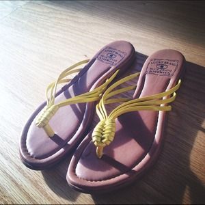 🚩Bundled🚩Lucky brand yellow flip flops