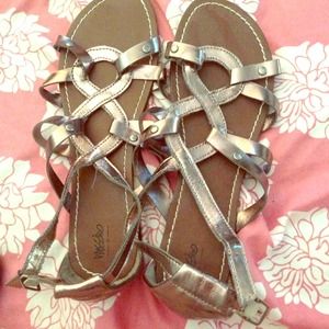 TRADE 💕 Pewter sandals Size 7.5, fits like 8