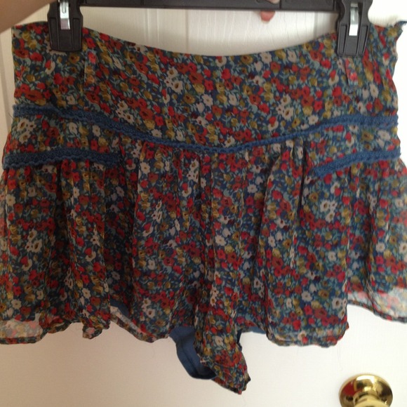 Papaya shorts that look like a skirt - Picture 3 of 3