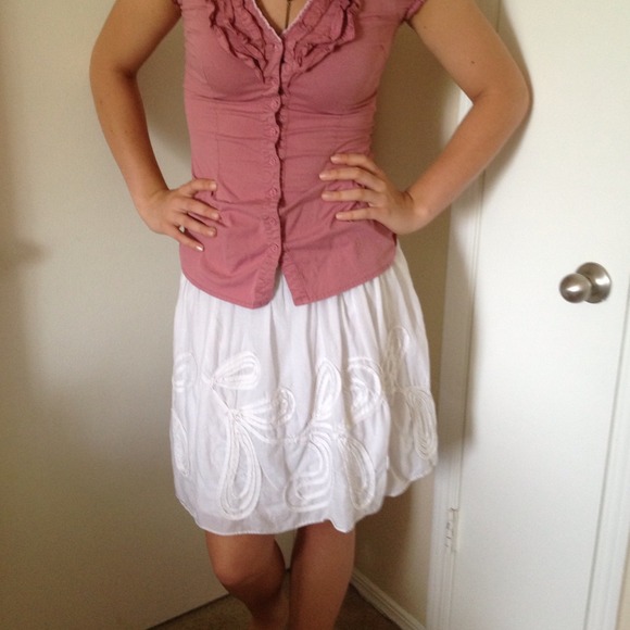 Beautiful white free-flowing skirt. :)