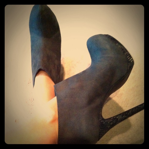 🎉HOST PICK🎉BNIB Gray suede booties - Picture 2 of 6