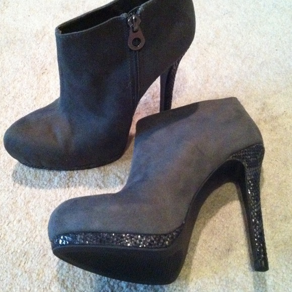 🎉HOST PICK🎉BNIB Gray suede booties - Picture 3 of 6