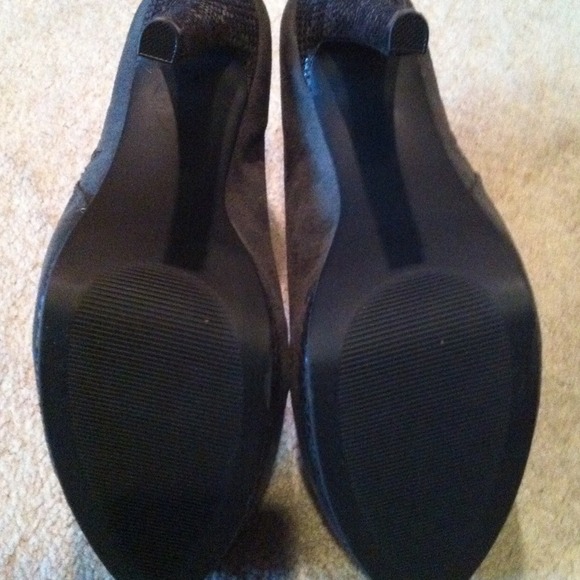 🎉HOST PICK🎉BNIB Gray suede booties - Picture 4 of 6