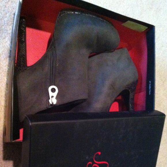 🎉HOST PICK🎉BNIB Gray suede booties - Picture 5 of 6