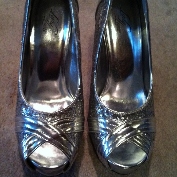 ⬇REDUCED⬇BNIB Sparkly silver stilettos - Picture 3 of 5