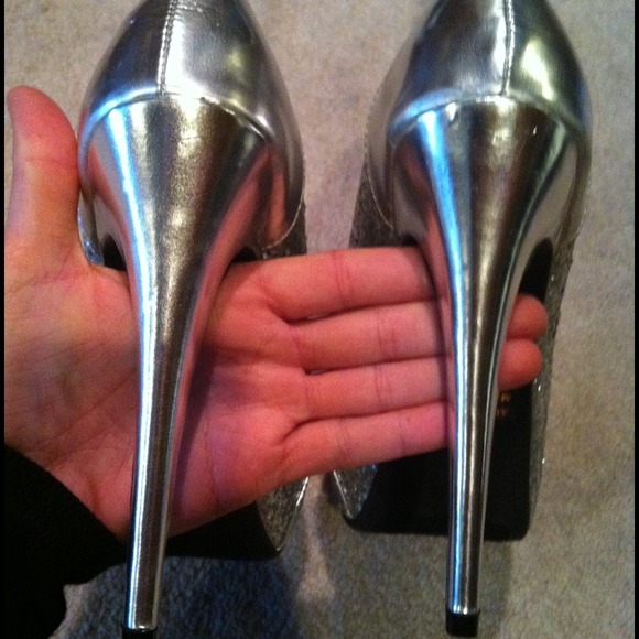 ⬇REDUCED⬇BNIB Sparkly silver stilettos - Picture 4 of 5