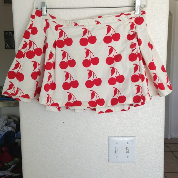 ⛔Sold⛔Off white cherry pattern. - Picture 1 of 4