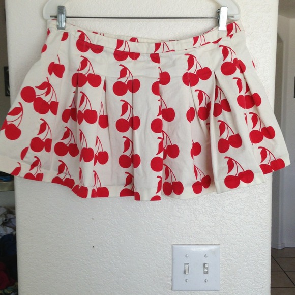 ⛔Sold⛔Off white cherry pattern. - Picture 2 of 4