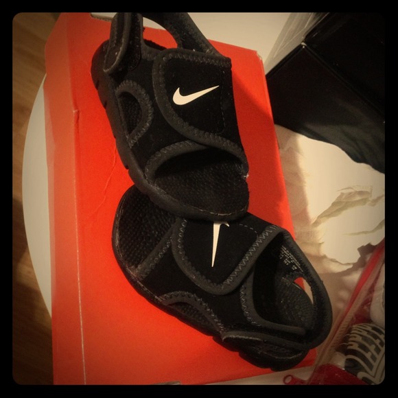 🎀SOLD🎀🎀🎀🎀Nike sandals for baby!!