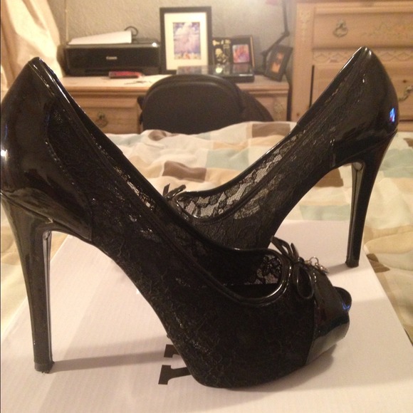 Guess patten leather and lace peep toe pump