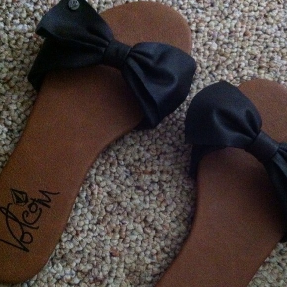 RESERVED FOR TRADE. 🙅 Volcom bow slippers