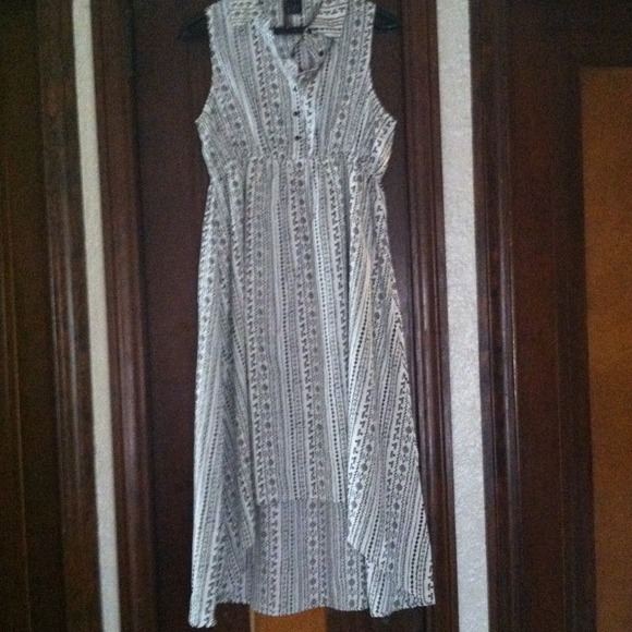 🎀SOLD🎀Black & White Aztec Hi-Low Dress