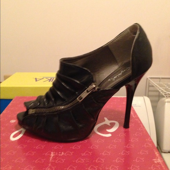 Leather black heels