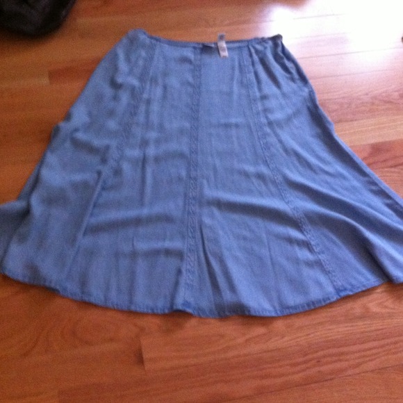 Emma James size 16W.  Light denim with seam detail