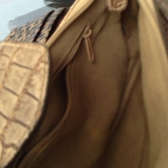 Handbag - Picture 3 of 4