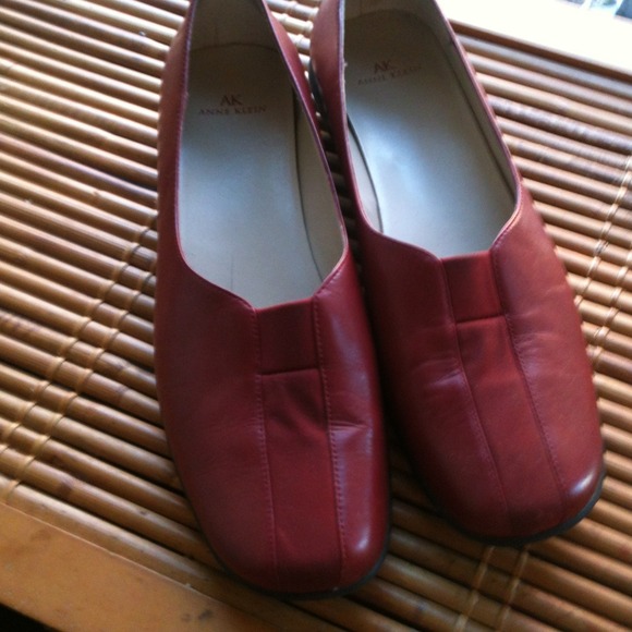 Red Anne Klein shoes..SOLD..to tl
