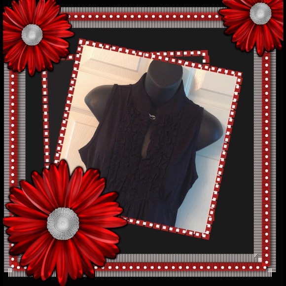 🔴🔴SOLD🔴🔴V Neck Black sleeveless top - Picture 2 of 4
