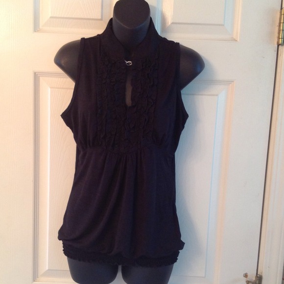 🔴🔴SOLD🔴🔴V Neck Black sleeveless top - Picture 3 of 4