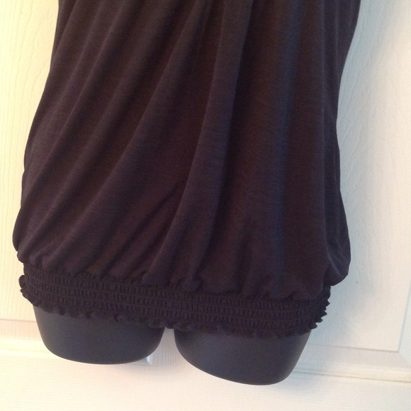 🔴🔴SOLD🔴🔴V Neck Black sleeveless top - Picture 4 of 4