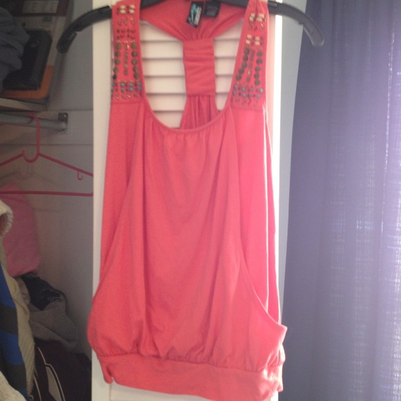 🎀Bundled 🎀 Coral top with design on shoulders