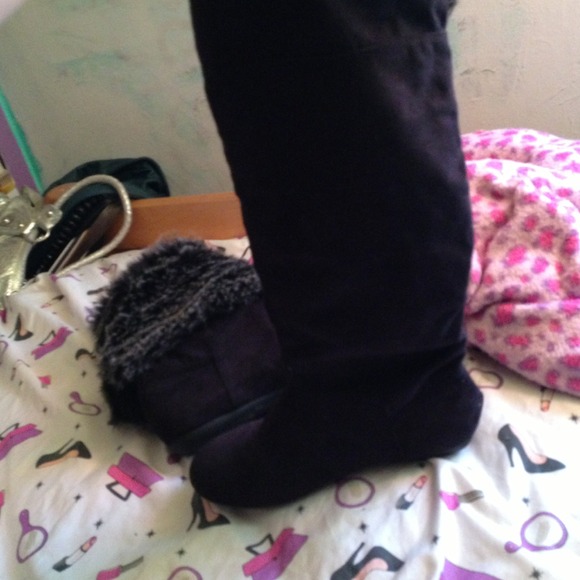 NWOT Never Worn Black Boot With Faux Fur! - Picture 3 of 4