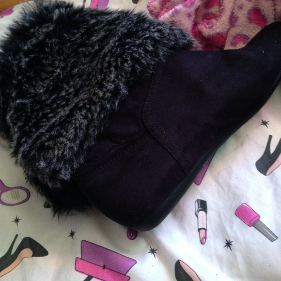 NWOT Never Worn Black Boot With Faux Fur! - Picture 4 of 4