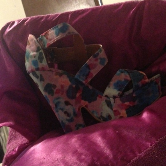 ✋RESERVED✋ Gorgeous Floral wedges 😍