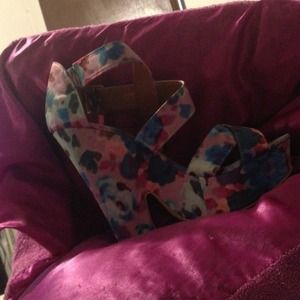 ✋RESERVED✋ Gorgeous Floral wedges 😍